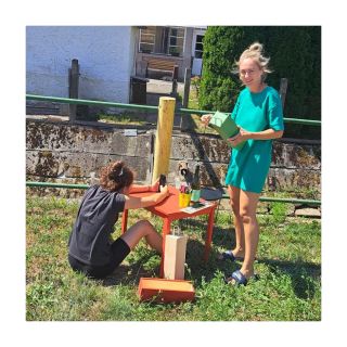 Fotenie našich produktov? Jednoduché to určite nie je 😅 Trochu slnka, trochu farby, trochu chaosu a veľa smiechu. Každý...