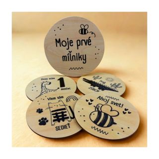 Zachyťte prvé chvíle štýlovo! Drevené míľnikové kartičky – krásny a praktický darček pre bábätko 👶 🖤 čiernobiely dizajn –...